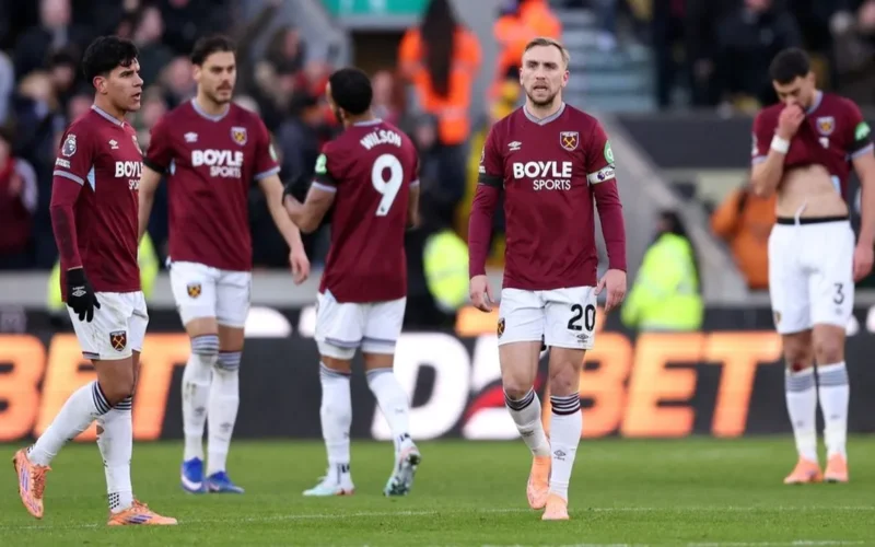 لماذا يواجه لاعبو وست هام تخفيض رواتب بنسبة 50%؟